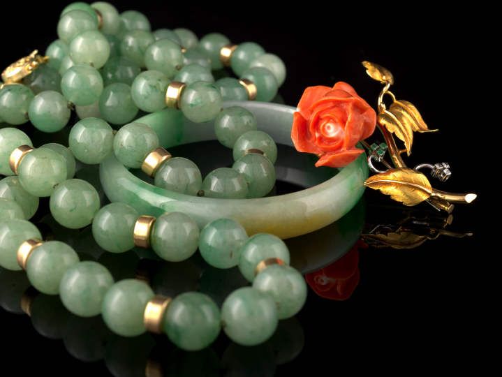 Appraisal: Jade and Fourteen-Karat Yellow Gold Necklace composed of MM green