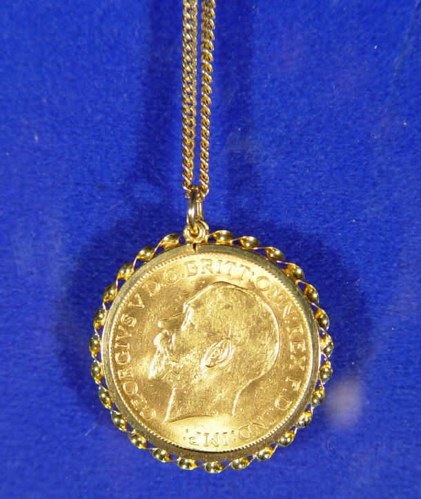 Appraisal: Sovereign pendant on a kt gold chain