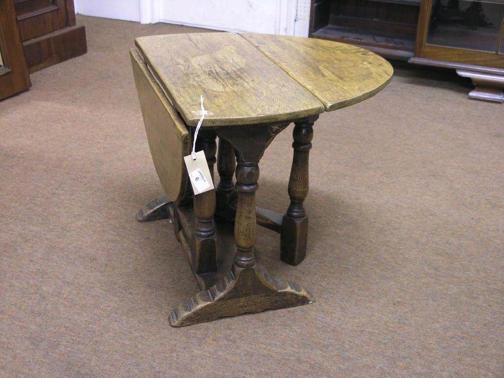 Appraisal: A 's solid medium oak drop leaf coffee table on