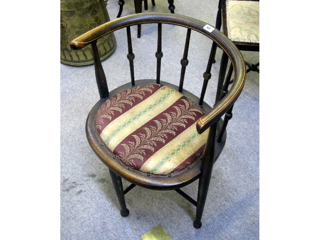 Appraisal: Edwardian spindle back tub chair