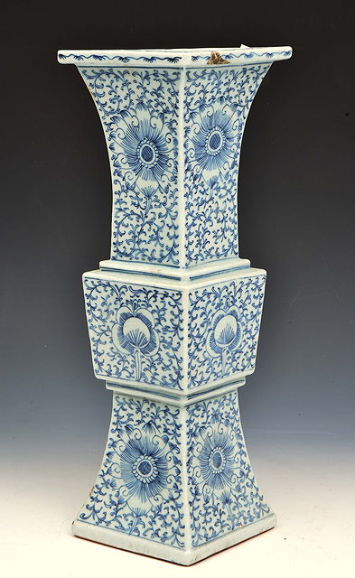 Appraisal: A CHINESE BLUE AND WHITE PORCELAIN ARCHAIC MING STYLE VASE