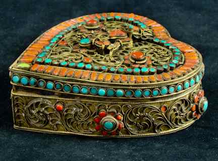 Appraisal: SINO-TIBETAN HARDSTONE-INLAID HEART SHAPE BOX centered with a hardstone seated