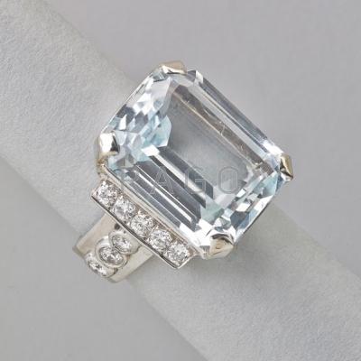 Appraisal: AQUAMARINE AND DIAMOND K WHITE GOLD RING Emerald cut aquamarine