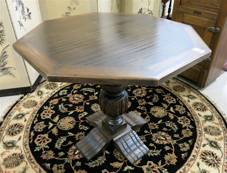 Appraisal: AN OCTAGONAL MAHOGANY CENTER TABLE American c s the top