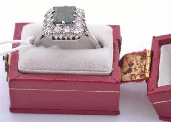 Appraisal: A GREEN SAPPHIRE AND DIAMOND CLUSTER RING IN CT WHITE