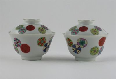 Appraisal: A good pair of Chinese famille rose bowls and covers