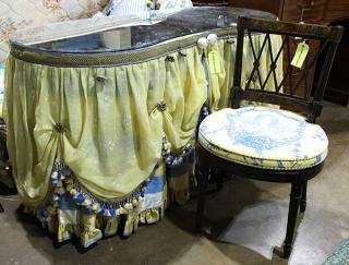 Appraisal: lot of Contemporary dressing table the kidney form having a