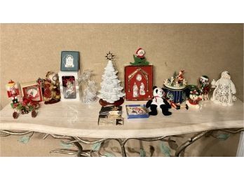 Appraisal: A collection of Christmas decorations including figures of Santa Claus