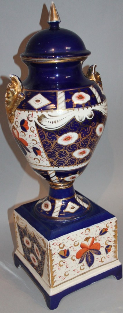 Appraisal: An early thC garniture vase in Imari palette on block