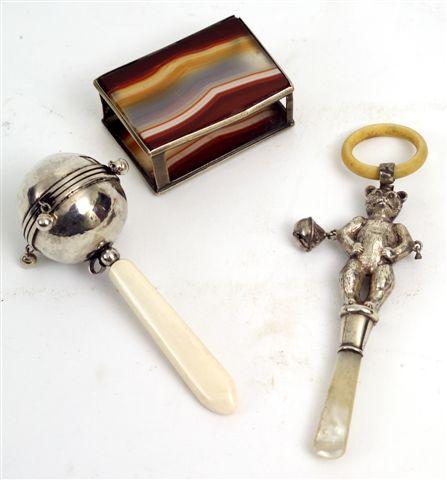 Appraisal: EDWARDIAN SILVER CIGAR CUTTER CHESTER together with an agate match