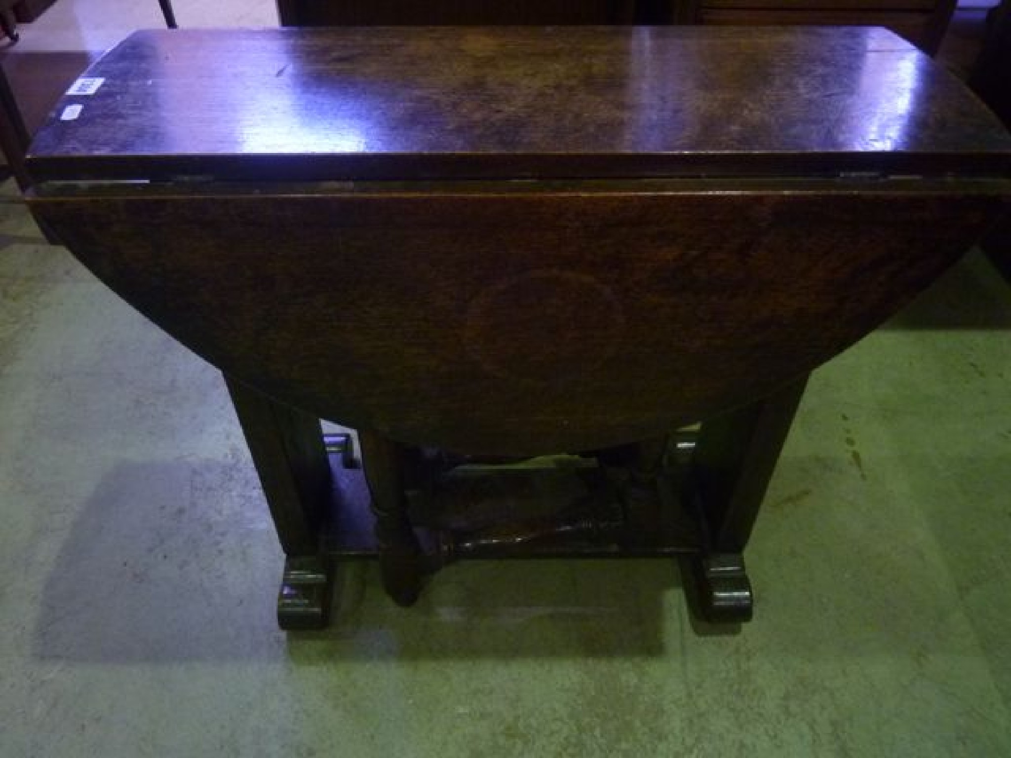 Appraisal: A good quality old English style oak oval drop leaf