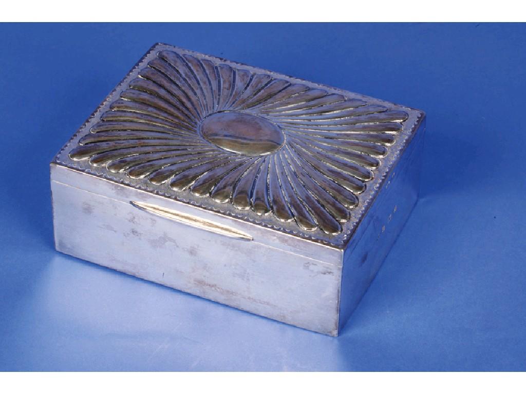 Appraisal: A VICTORIAN CIGARETTE BOX the lid with swirl fluted decoration