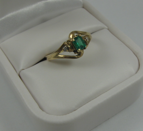 Appraisal: EMERALD DIAMOND AND K GOLD RING centering a rectangular green