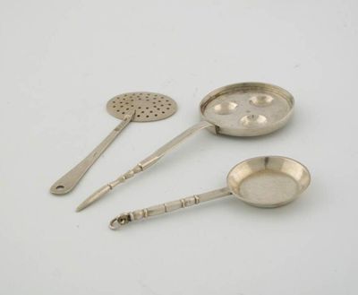 Appraisal: Kitchen items a cream skimmer egg poacher and frying pan