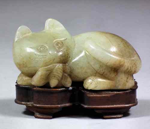 Appraisal: A Chinese celadon jade carving of a recumbent cat the