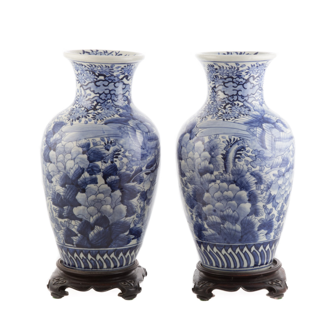 Appraisal: Pair of Japanesed Arita porcelain vases fourth quarter- th century