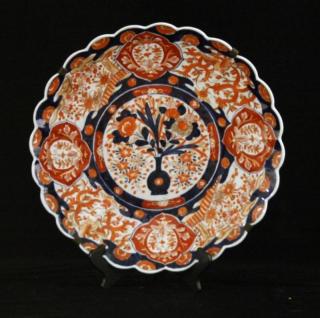 Appraisal: LARGE JAPANESE IMARI PORCELAIN CHARGER LARGE JAPANESE IMARI SCALLOPED EDGE