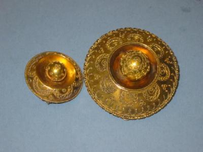 Appraisal: A VICTORIAN CT GOLD TARGET BROOCH with central large gold