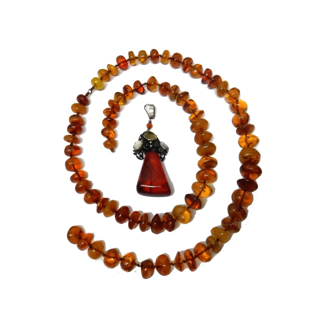 Appraisal: A single row necklace of irregular mostly translucent amber beads