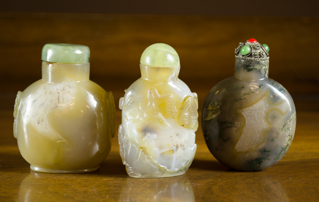 Appraisal: THREE CHINESE AGATE SNUFF BOTTLES dark honey agate Mongolian style