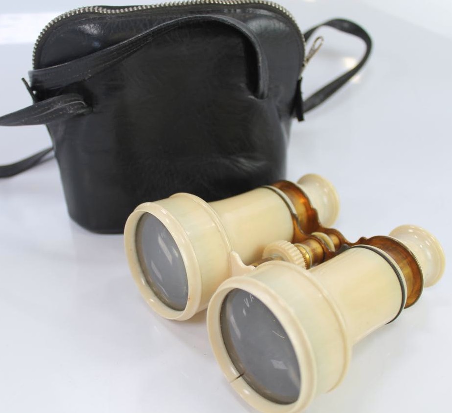 Appraisal: A pair of thC French ivory opera glasses marked Marion