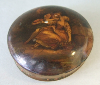 Appraisal: A horn snuff box of compressed circular form the lid