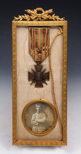 Appraisal: A FRENCH WWI MILITARY MEDAL WAR CROSS Croix de de