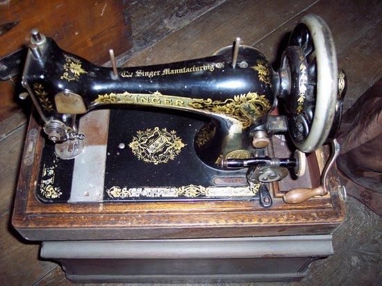 Appraisal: A Singer sewing machine with gilt decoration with fitted case