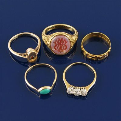 Appraisal: A gold signet ring mounted with a carnelian cracked A