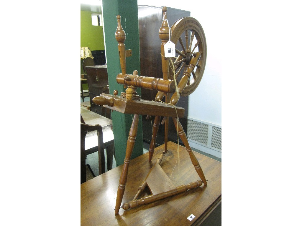 Appraisal: Lot comprising spinning wheel and a box of accessories