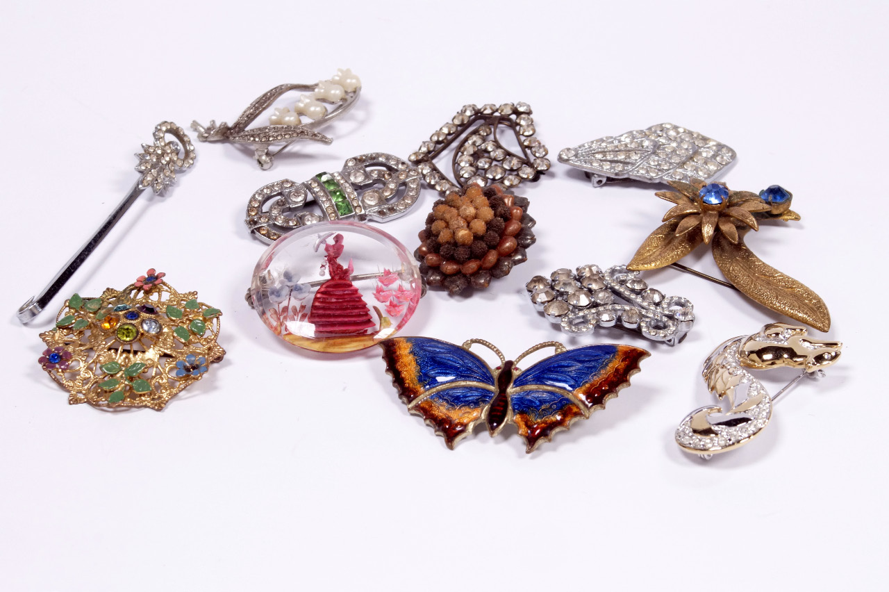 Appraisal: Various costume brooches including paste and enamelled brooches