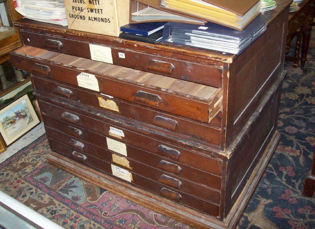 Appraisal: A stained pine plan chest -