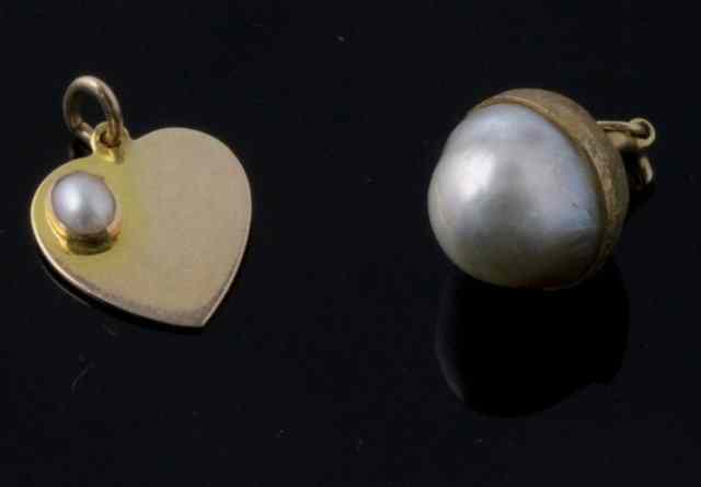 Appraisal: A pearl pendant of acorn form set rose diamonds and