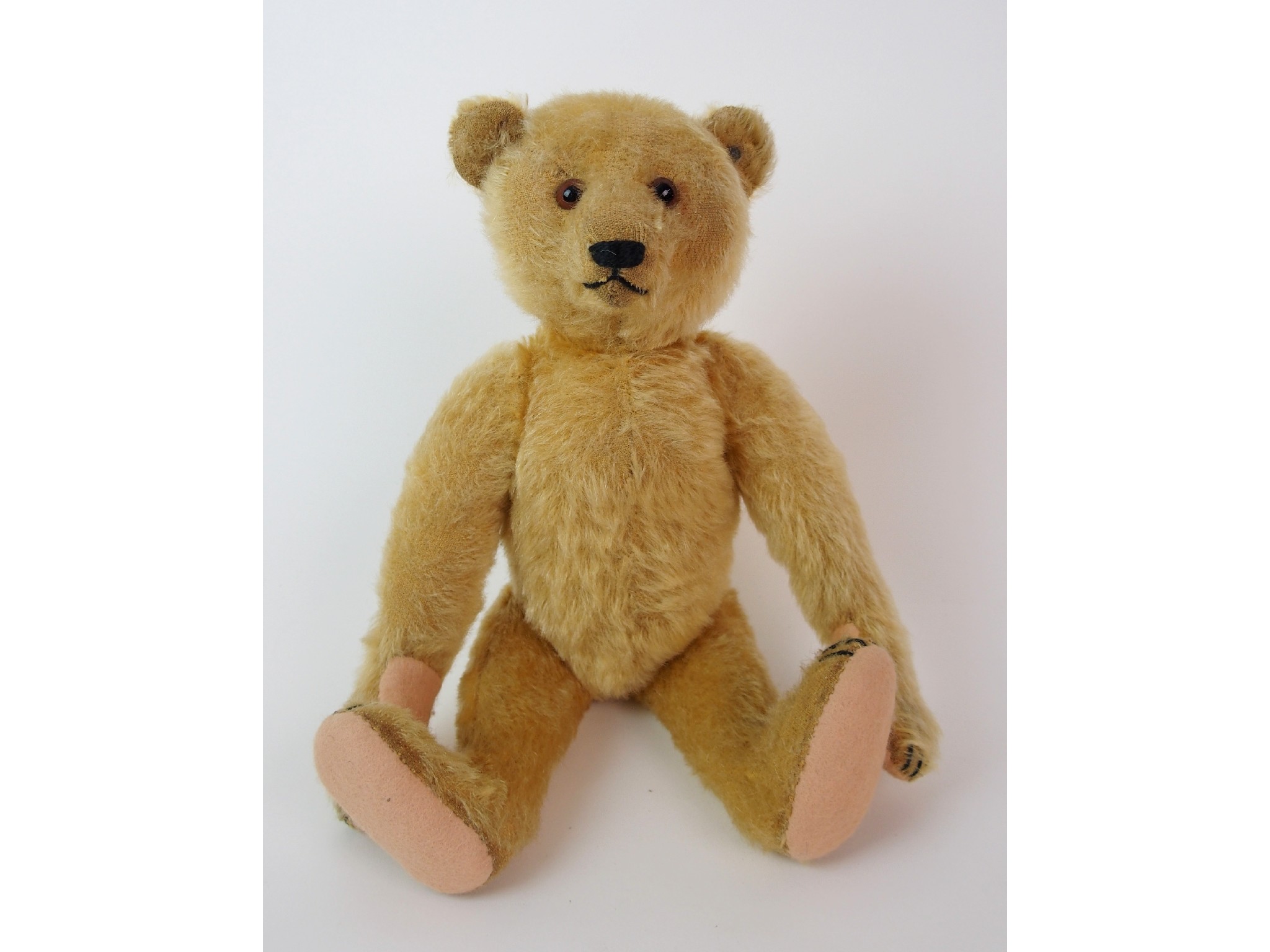 Appraisal: A 's Steiff teddy bearwith glass eyes and ear button