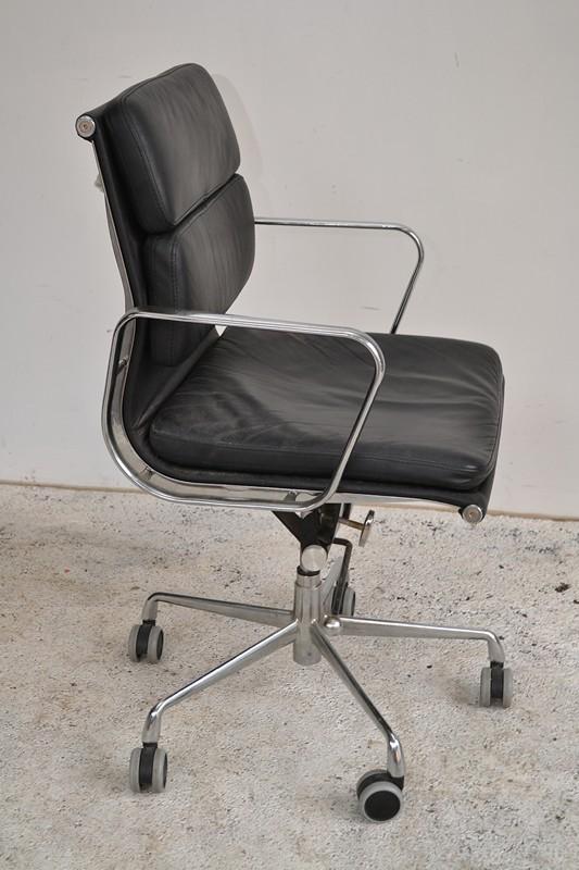 Appraisal: AN EAMES STYLE OFFICE CHAIR IN BLACK LEATHER AN EAMES