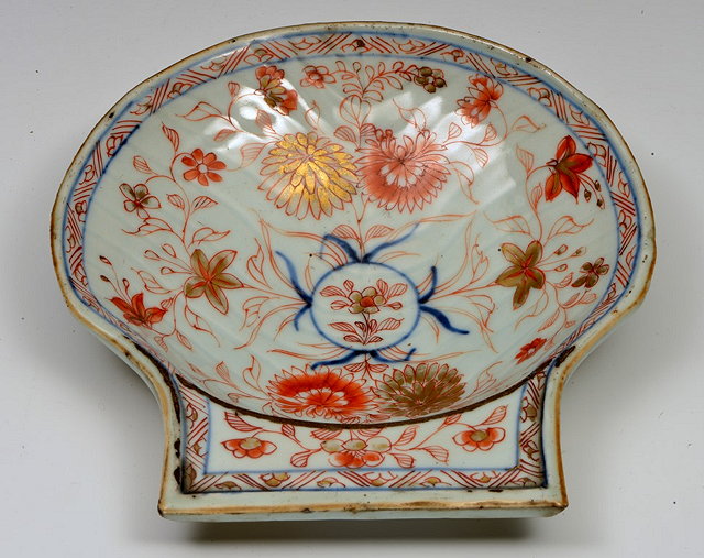 Appraisal: A CHINESE EXPORT IMARI SHELL SHAPED DISH five other Chinese