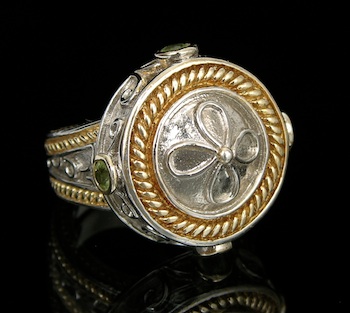 Appraisal: An Interesting Silver and Peridot Ring A sterling silver ring