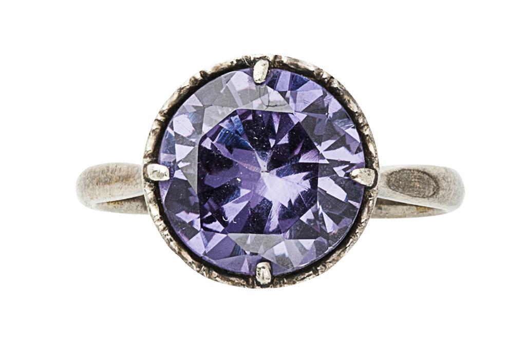 Appraisal: A synthetic alexandrite ring claw set in white metal with