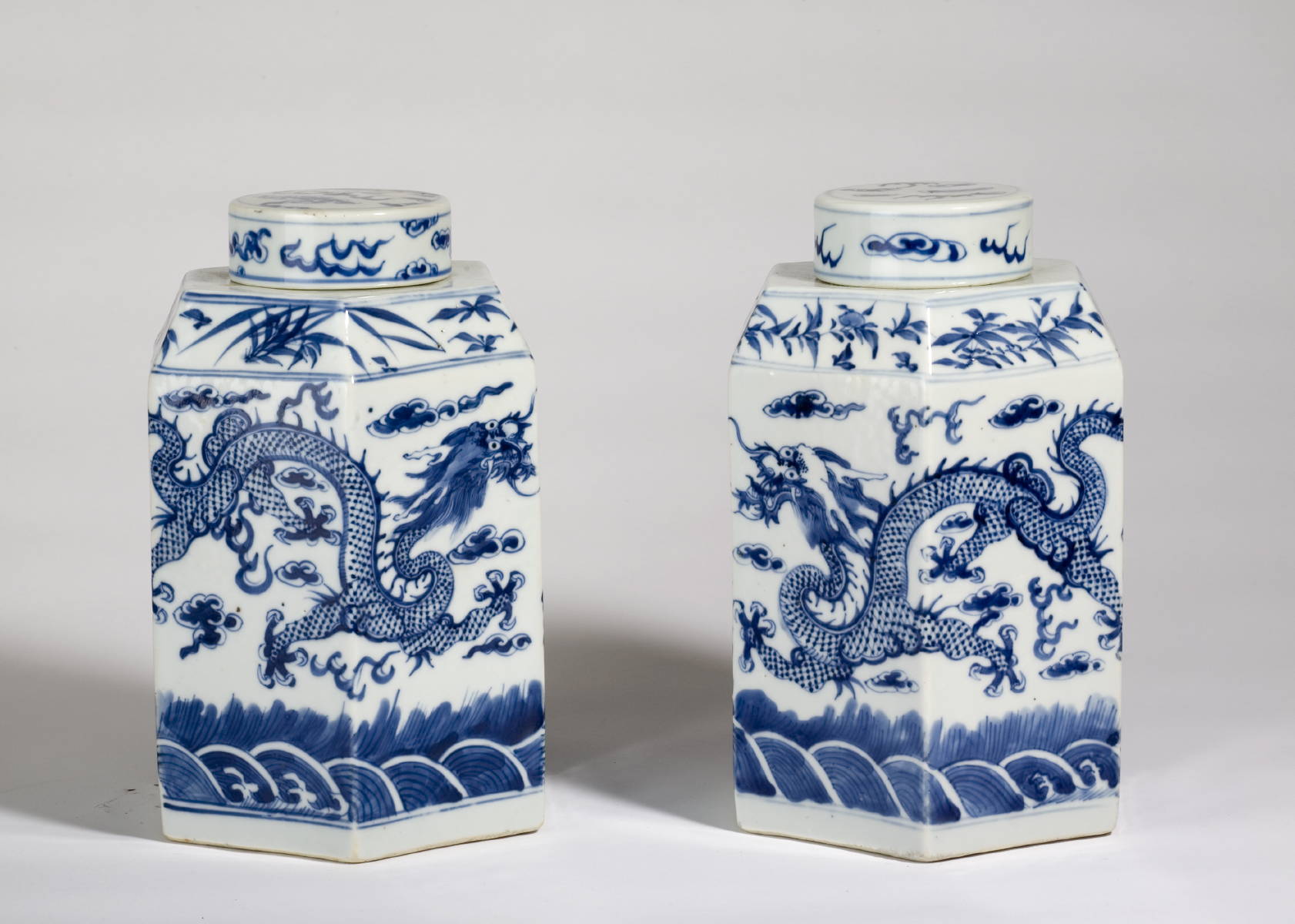 Appraisal: PAIR OF CHINESE PORCELAIN BLUE AND WHITE OCTAGONAL COVERED TEA