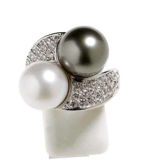 Appraisal: PEARL AND BRILLIANT-CUT DIAMOND RING White gold Elegant broad Crois