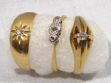 Appraisal: A mixed lot containing three carat gold rings gross weight