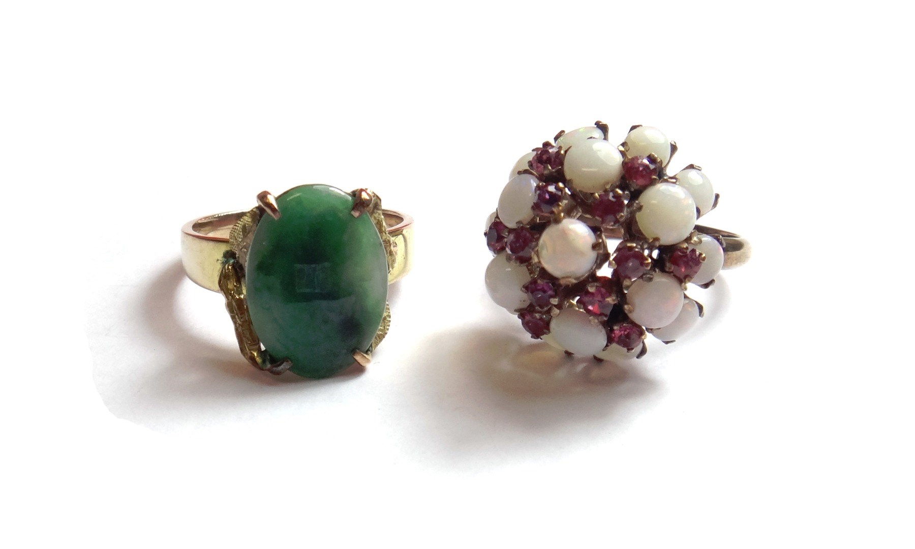 Appraisal: A gold ring mounted with an oval jade between foliate