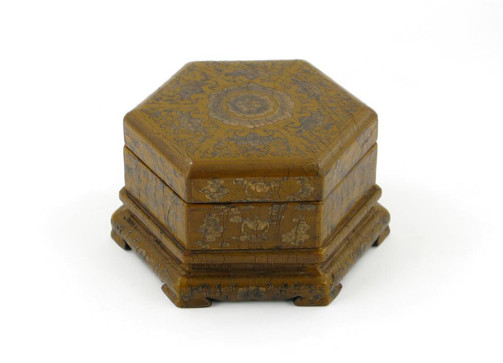 Appraisal: A Chinese hexagonal lacquer box and cover