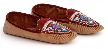 Appraisal: PAIR OF EASTERN WOODLANDS MICMAC MOCCASINS x in See Pleasing