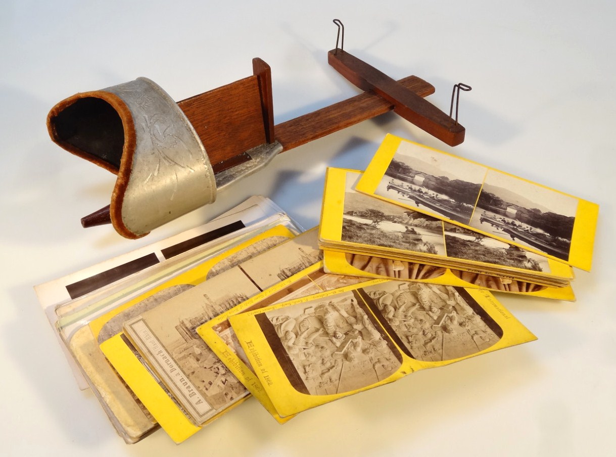 Appraisal: An Underwood Underwood early thC oak stereoscopic viewer with articulated