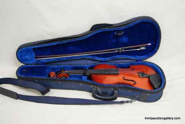 Appraisal: Cremona Student Violin w CaseIs a very nice beginners -