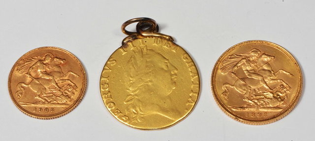 Appraisal: AN SOVEREIGN a half sovereign and a guinea now mounted