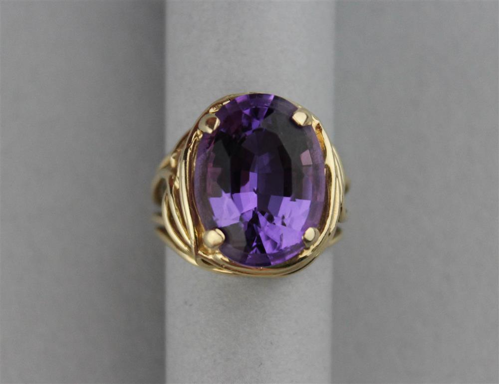 Appraisal: AMETHYST RING SET IN K YELLOW GOLD the amethyst is