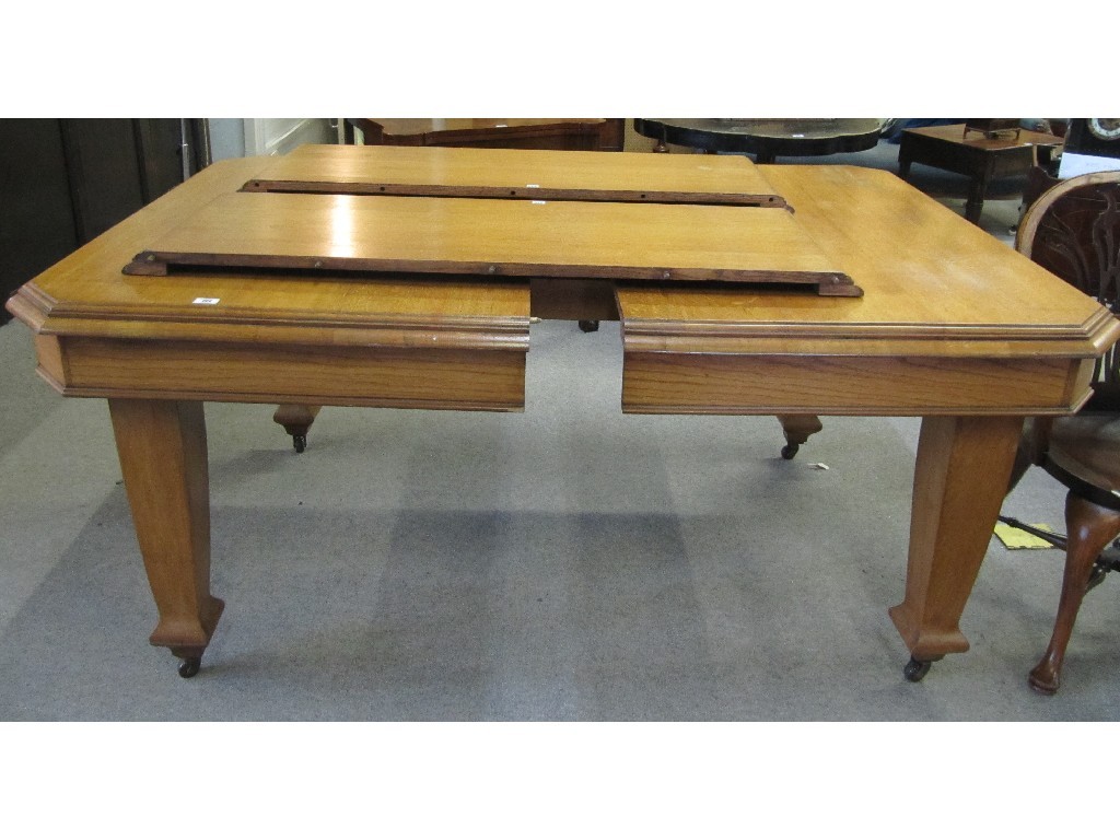 Appraisal: Oak telescope table with two additional leaves