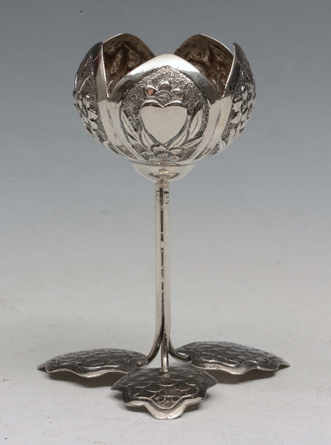 Appraisal: A SMALL CHINESE SILVER BUD SHAPED VASE with leaf form